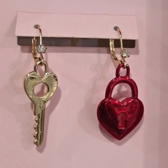 New Betsey Johnson Sweetheart Lock & Key Drop Earrings - Picture 7 of 9
